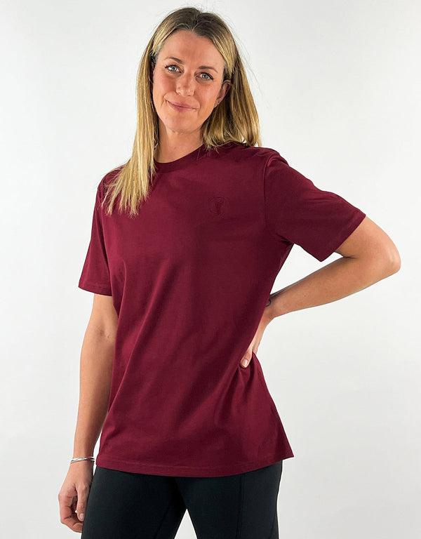 Woman wearing a burgundy casual llama t-shirt made of 100% organic cotton with a unisex fit