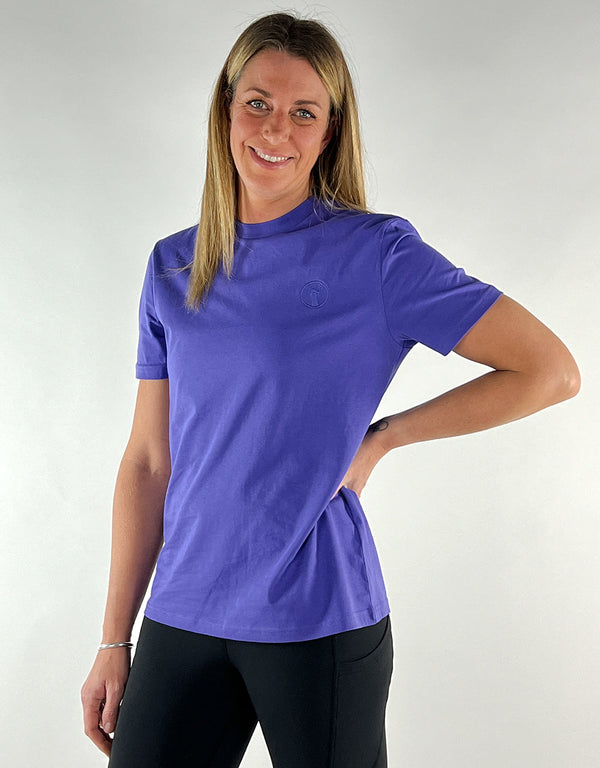 Woman wearing a purple casual llama t-shirt made of 100% organic cotton with embroidered logo and unisex fit